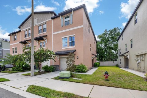 Townhouse in PALM RIVER TOWNHOMES in Tampa, Florida 3 bedrooms, 173.17 sq.m. № 2228135 - photo 4