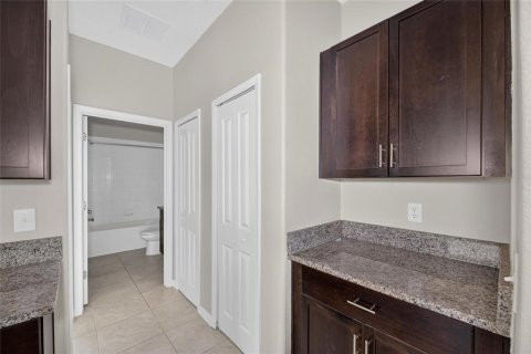 Townhouse in PALM RIVER TOWNHOMES in Tampa, Florida 3 bedrooms, 173.17 sq.m. № 2228135 - photo 27