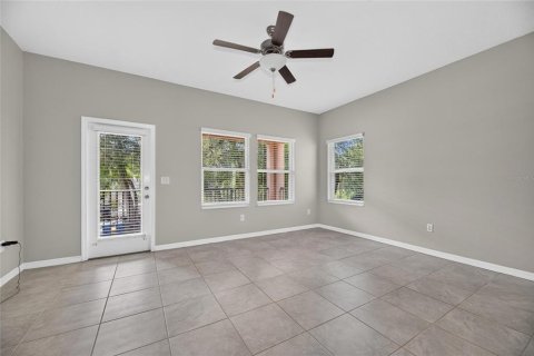 Townhouse in PALM RIVER TOWNHOMES in Tampa, Florida 3 bedrooms, 173.17 sq.m. № 2228135 - photo 17