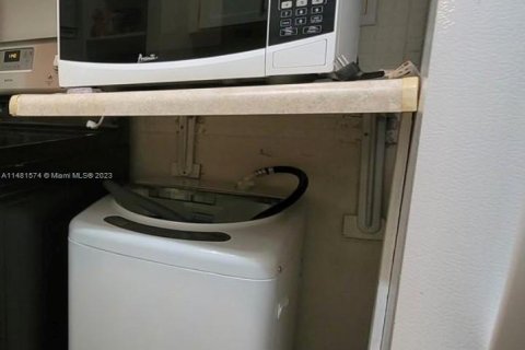 Condo in Miami, Florida, 1 bedroom  № 1862753 - photo 14