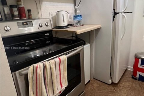 Condo in Miami, Florida, 1 bedroom  № 1862753 - photo 12