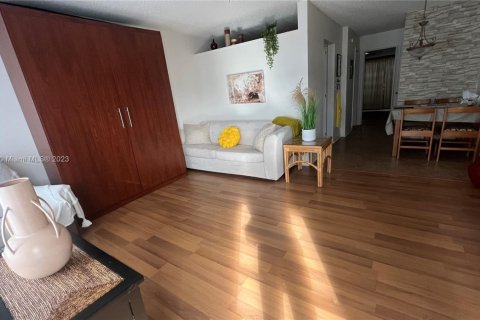 Condo in Miami, Florida, 1 bedroom  № 1862753 - photo 2