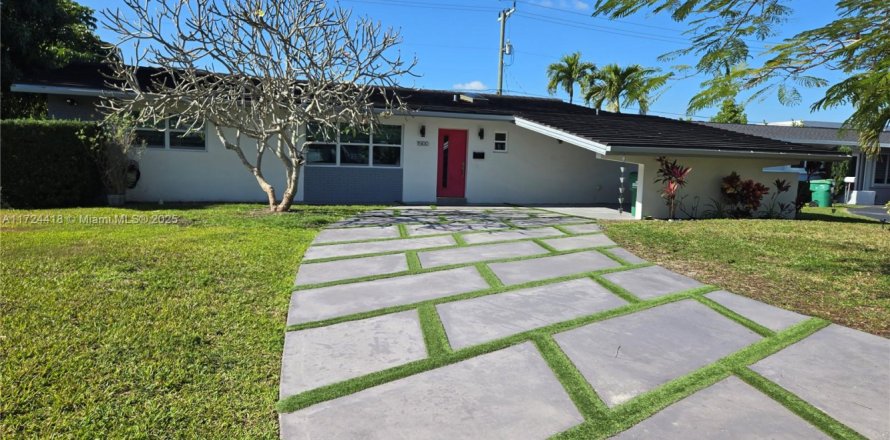 House in Palmetto Bay, Florida 3 bedrooms, 140.47 sq.m. № 1811282