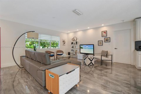 House in Palmetto Bay, Florida 3 bedrooms, 140.47 sq.m. № 1811282 - photo 7