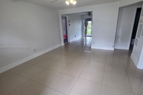 House in Hollywood, Florida 2 bedrooms, 74.04 sq.m. № 1990364 - photo 11