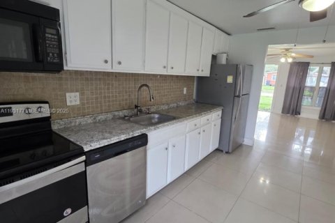 House in Hollywood, Florida 2 bedrooms, 74.04 sq.m. № 1990364 - photo 2