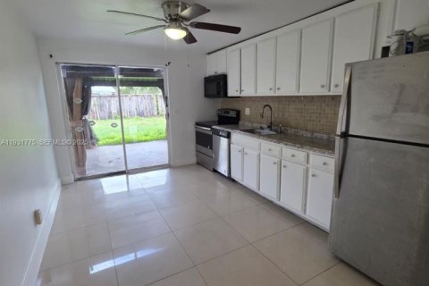 House in Hollywood, Florida 2 bedrooms, 74.04 sq.m. № 1990364 - photo 5