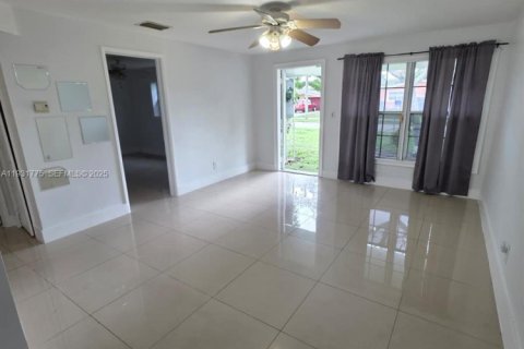 House in Hollywood, Florida 2 bedrooms, 74.04 sq.m. № 1990364 - photo 4