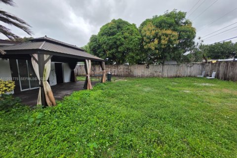 House in Hollywood, Florida 2 bedrooms, 74.04 sq.m. № 1990364 - photo 8