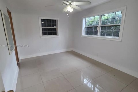 House in Hollywood, Florida 2 bedrooms, 74.04 sq.m. № 1990364 - photo 10