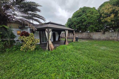 House in Hollywood, Florida 2 bedrooms, 74.04 sq.m. № 1990364 - photo 13