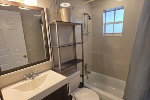 House in Hollywood, Florida 2 bedrooms, 74.04 sq.m. № 1990364 - photo 6