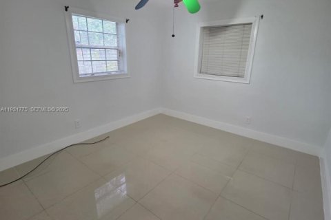 House in Hollywood, Florida 2 bedrooms, 74.04 sq.m. № 1990364 - photo 9