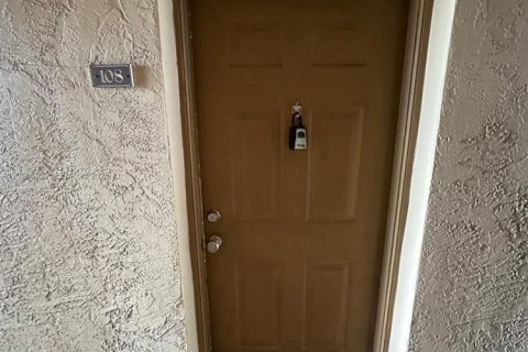 Apartment in Pembroke Pines, Florida 2 bedrooms, 104.98 sq.m. № 2381717 - photo 2