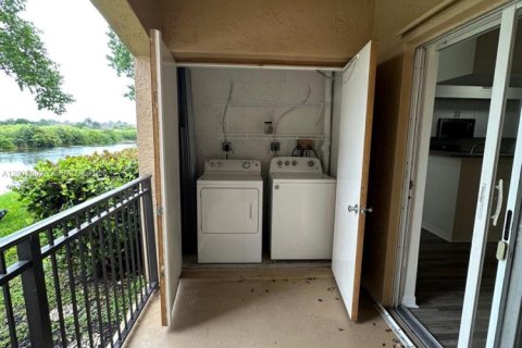 Apartment in Pembroke Pines, Florida 2 bedrooms, 104.98 sq.m. № 2381717 - photo 7