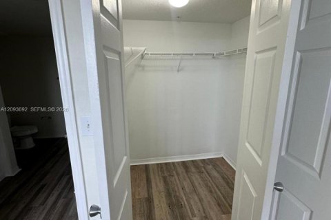Apartment in Pembroke Pines, Florida 2 bedrooms, 104.98 sq.m. № 2381717 - photo 16
