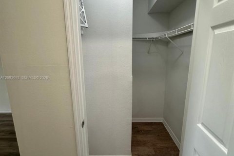 Apartment in Pembroke Pines, Florida 2 bedrooms, 104.98 sq.m. № 2381717 - photo 12