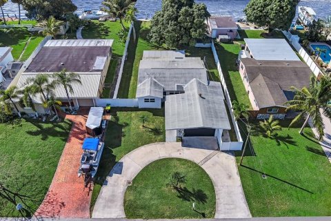 Casa en alquiler en Dania Beach, Florida, 4 dormitorios, 129.78 m2 № 663114 - foto 1