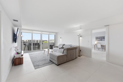 Condo in Palm Beach, Florida, 2 bedrooms № 2190925 - photo 25