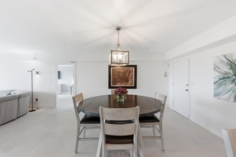 Condo in Palm Beach, Florida, 2 bedrooms № 2190925 - photo 24