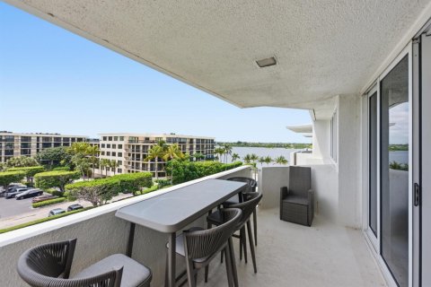 Condo in Palm Beach, Florida, 2 bedrooms № 2190925 - photo 9
