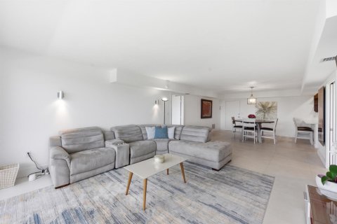 Condo in Palm Beach, Florida, 2 bedrooms № 2190925 - photo 28
