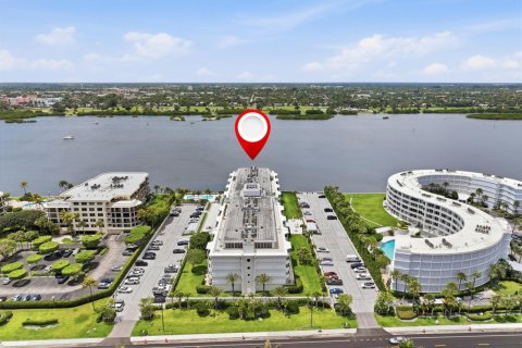 Condo in Palm Beach, Florida, 2 bedrooms № 2190925 - photo 17