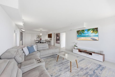Condo in Palm Beach, Florida, 2 bedrooms № 2190925 - photo 29