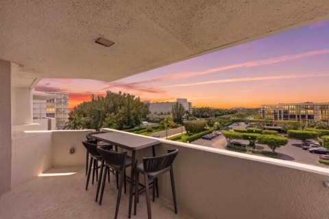 Condo in Palm Beach, Florida, 2 bedrooms № 2190925 - photo 2