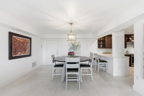 Condo in Palm Beach, Florida, 2 bedrooms № 2190925 - photo 7