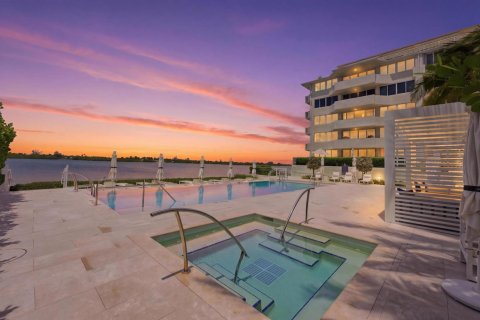 Condo in Palm Beach, Florida, 2 bedrooms № 2190925 - photo 4