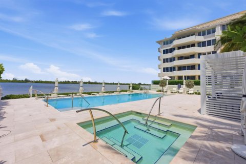 Condo in Palm Beach, Florida, 2 bedrooms № 2190925 - photo 14