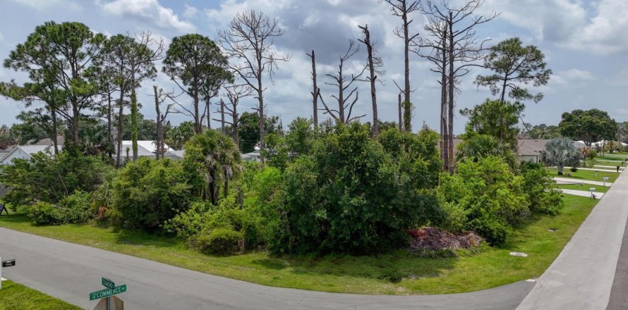 Commercial property in Port St. Lucie, Florida № 2247317