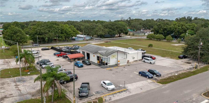 Immobilier commercial à Haines City, Floride 334.36 m2 № 2388565