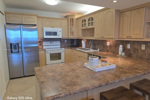 Condo in Hollywood, Florida, 2 bedrooms  № 1973636 - photo 27