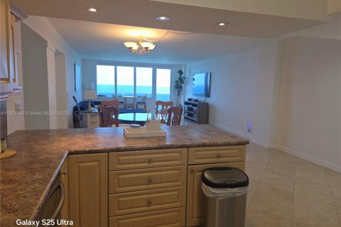 Condo in Hollywood, Florida, 2 bedrooms  № 1973636 - photo 13