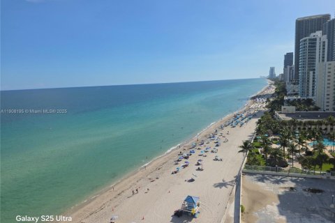 Condo in Hollywood, Florida, 2 bedrooms  № 1973636 - photo 4