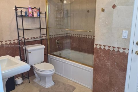 Condo in Hollywood, Florida, 2 bedrooms  № 1973636 - photo 19