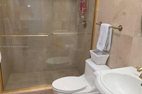 Condo in Hollywood, Florida, 2 bedrooms  № 1973636 - photo 25