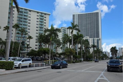 Condo in Hollywood, Florida, 2 bedrooms  № 1973636 - photo 29