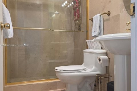 Condo in Hollywood, Florida, 2 bedrooms  № 1973636 - photo 24