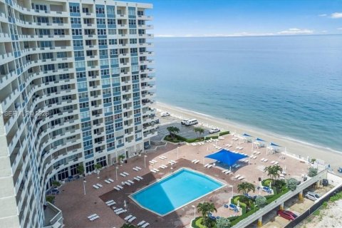 Condominio en venta en Hallandale Beach, Florida, 1 dormitorio, 68.56 m2 № 2040637 - foto 2