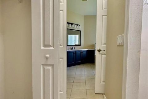 House in BELLALAGO in Kissimmee, Florida 4 bedrooms, 208.47 sq.m. № 2400275 - photo 30