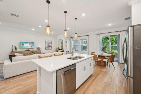House in Weeki Wachee, Florida 4 bedrooms, 226.31 sq.m. № 2224597 - photo 6