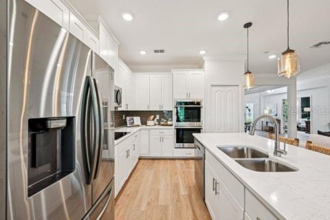 House in Weeki Wachee, Florida 4 bedrooms, 226.31 sq.m. № 2224597 - photo 5
