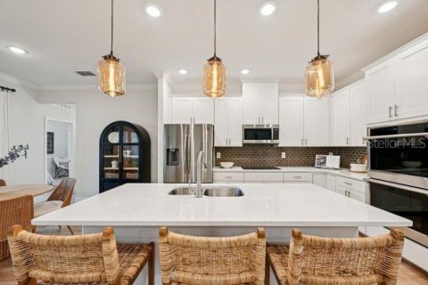 House in Weeki Wachee, Florida 4 bedrooms, 226.31 sq.m. № 2224597 - photo 3