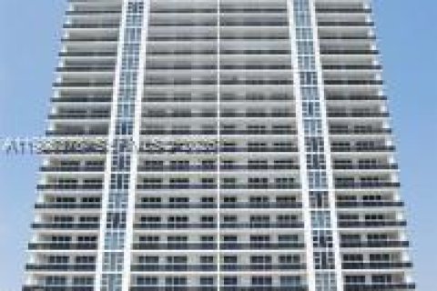 Condo in Hallandale Beach, Florida, 3 bedrooms  № 2052996 - photo 22