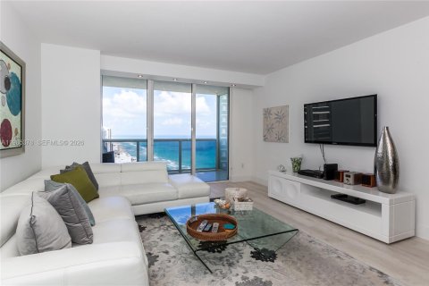 Condo in Hallandale Beach, Florida, 3 bedrooms  № 2052996 - photo 3