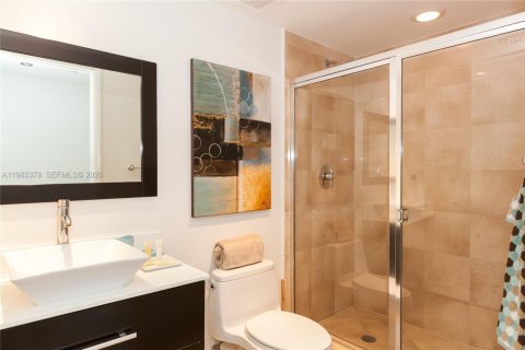 Condo in Hallandale Beach, Florida, 3 bedrooms  № 2052996 - photo 12