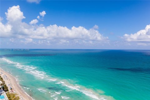 Condo in Hallandale Beach, Florida, 3 bedrooms  № 2052996 - photo 16